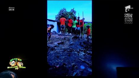 Cum se bate un stâlp în pământ? Cu muzică pe fundal... Nu ai mai văzut așa echipă de muncitori și cântăreți