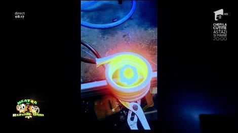 Smiley News: Fierarul viitorului. A înroșit un fier așa cum nimeni nu a mai făcut, prin inducție!