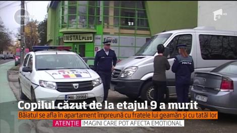 O clipă de neatenție și o viață de doi ani sfârșită! Băieţelul care a căzut de la etajul nouă al unui bloc a murit