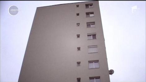 Părinții își plâng bebelușul cu lacrimi amare! Copilul care a căzut de la etajul nouă a murit