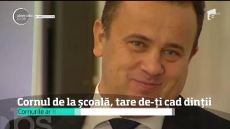 O elevă din Maramureş şi-a rupt un dinte în cornul primit la şcoală