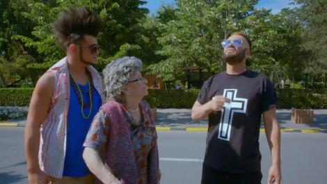 Zece fapte bune. Roby Roberto trece stradă o bătrânică