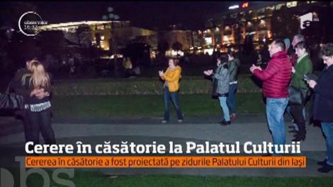 Ce mai frumoasă cerere în căsătorie! La Palatul Culturii din Iași, el și-a cerut prințesa de soție: „Iniţial, nu am putut să spun DA. Am dat doar din cap, când l-am văzut în genunchi!”
