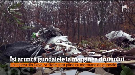 La ieșirea din Deva, străzile sunt pline cu mormane de gunoaie
