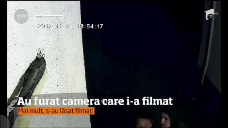 Doi tineri din Piatra-Neamţ pot fi consideraţi cei mai neinspirati hoţi! Cei doi au furat o cameră de supraveghere după ce au trecut prin faţa ei şi chiar au ridicat privirea!