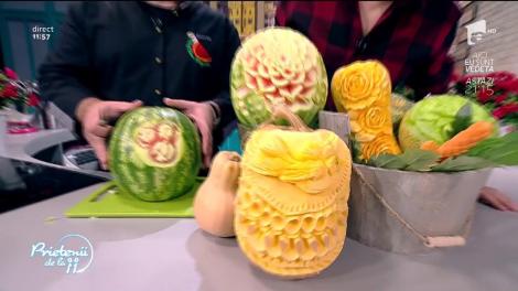 Demonstrație de „fruit carving”, la „Prietenii de la 11”. Chef Dan Bogatu transpune desenele de pe hârtie direct pe fructe