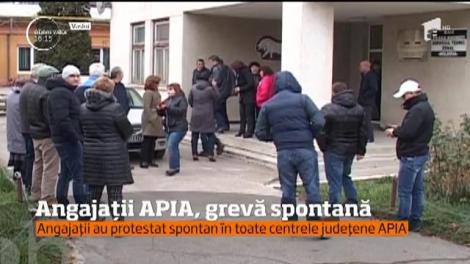 Sute de angajați ai APIA din țară au ieşit în stradă
