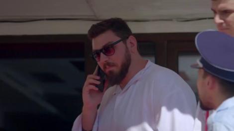 Poliția i-a ridicat pe cei mai îndrăgiți băieți de oraș. „Ia-l pe ăsta, că lui îi place să pupe moaște!”