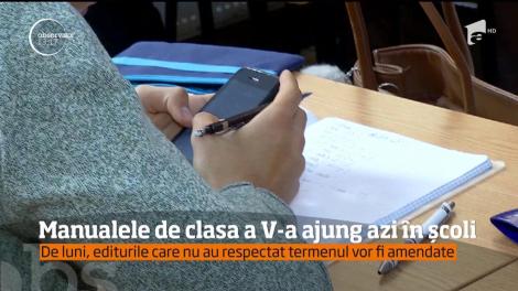 Elevii claselor a cincea au în sfârşit manuale
