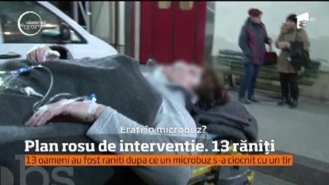 A fost activat planul roşu de intervenţie în judeţul Iaşi! 13 oameni au fost răniți, după un impact violent între un TIR şi un microbuz