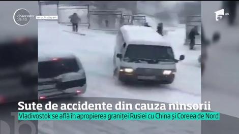 Sute de accidente din cauza ninsorii în Vladivostok. Orașul se află în apropierea granței Rusiei cu China