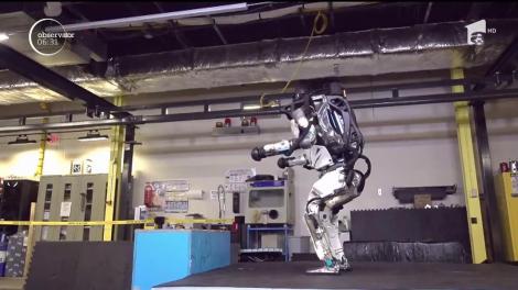 O firmă americană a inventat primul robot umanoid care sare cu spatele