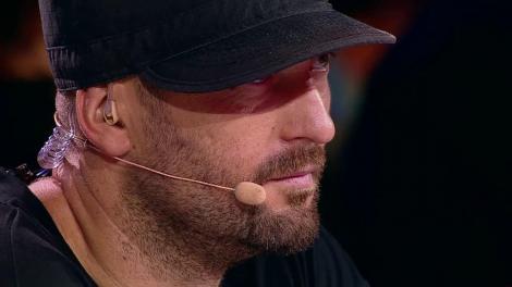 Mane, Mane, cum ai dat-o, de ai făcut-o chiar lată!  Mane Voicu a început timid şi a încheiat spectaculos numărul său de stand up!