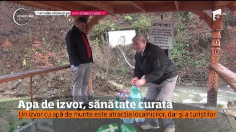 Un izvor cu apă de munte din Baia Sprie, atracția localnicilor, dar și a turiștilor
