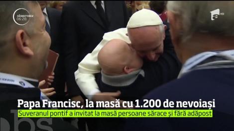 Papa Francisc a invitat la masă 1.200 de oameni săraci şi fără adăpost, într-una dintre sălile de audienţe de la Vatican