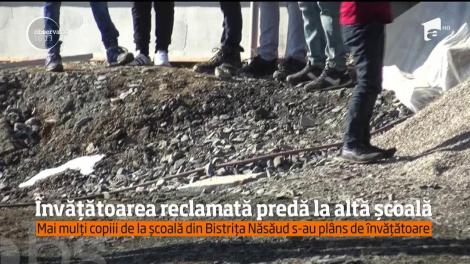 Învățătoarea, reclamată că își maltratează elevii, predă la altă școală