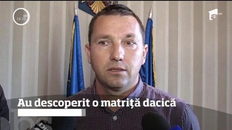 Doi pasionaţi de arheologie au descoperit o matriță dacică lângă Târgu Cărbuneşti