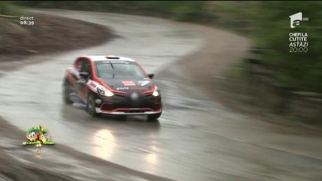 Șoferi, atenție! Cum să conduceţi în siguranţă pe carosabilul umed. Sfaturi de la un pilot de raliu: "folosiți frâna de motor"