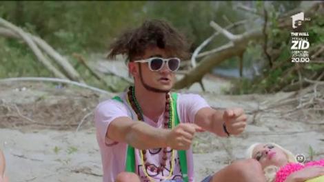 Malone, pus de Roby să scrie pe plajă un mesaj: "Scrii cu crengi S.O.S"