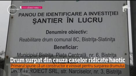 Drum surpat din cauza caselor ridicate haotic. Primarul spune că un constructor este vinovat pentru incident