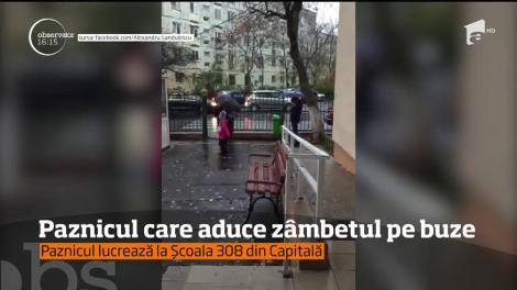 Paznicul care aduce zâmbetul pe buze. Imaginile cu paznicul prietenos au devenit virale