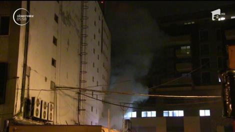 40 de persoane au fost evacuate de urgenţă după ce un atelier unde se confecţionau boxe audio a fost cuprins de flăcări