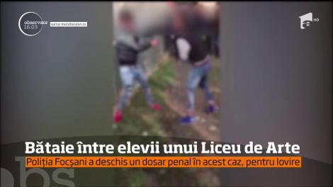 Doi elevi din Focşani s-au lovit cu sălbăticie în apropierea Liceului de Arte din oraş s-au ales cu dosar penal