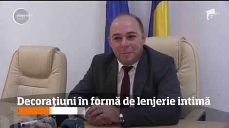 Decorațiuni în formă de lenjerie intimă, în centrul orașului Filiași