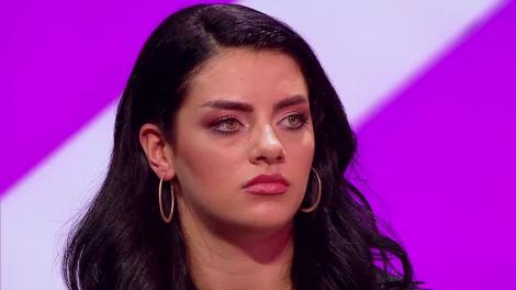 A venit de peste Ocean să cânte în limba franceză. Genunchiul nu i-a mai jucat feste, dar a avut o mică problemă!