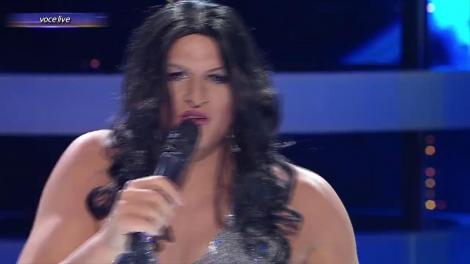 Un adevărat uriaș senzual, la care e greu să ajungi! Alin Pascal și-a pus tocuri, o bustieră sexy și a făcut spectacol de zile mari!