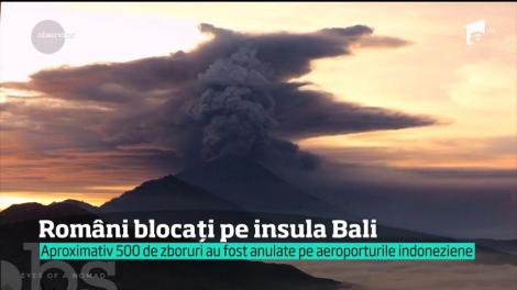 Stare de alertă! Doi români, blocaţi pe insula Bali, ameninţată de vulcanul ucigaş. Cenuşa a ajuns până la patru mii de metri altitudine. Oamenii dorm pe jos, prin aeroporturi