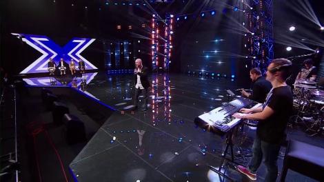 "Este zeul întruchipării X Factorului pe Pământ". Jeremy Ragsdale, proful american, pe care Carla's îl vede câștigător, a rupt scena în două: "Sunt la mila voastră! Șo, pe ei!"