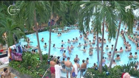 Românii au dansat hora în piscină, de 1 Decembrie. Au dat jos hainele groase şi au luat costumele de baie: "Foarte fierbinte!"