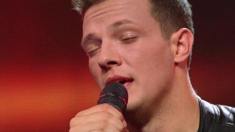 Vlad Gliga a reușit să emoționeze sala cu vocea și lacrimile lui: "Urmează să mă căsătoresc". Însă va ridica vreun concurent de pe scaun?