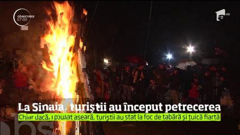 Minivacanţa de Ziua Naţională a început cu o petrecere la foc de tabără pentru zeci de turişti aflaţi la Sinaia