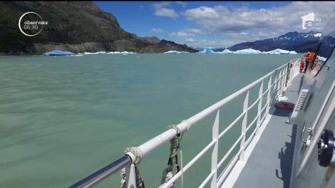 Turiştii care vizitează sudul statului Chile au un nou punct de atracţie. Un uriaş aisberg, desprins dintr-un gheţar, care măsoară peste 300 de metri pe fiecare latură