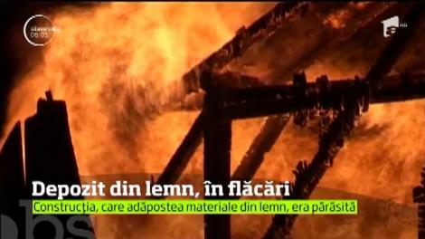 Panică în Arad! O locomotivă şi 8 maşini au fost al un pas să se aprindă după ce un depozit din lemn, părăsit şi plin cu materiale de construcţii, a ars ca o torţă