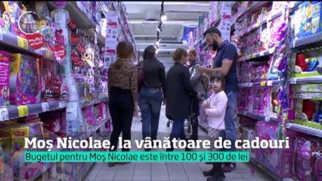 Moş Nicolae vine încărcat de cadouri. Magazinele sunt pline de copii şi părinţi care aleg daruri