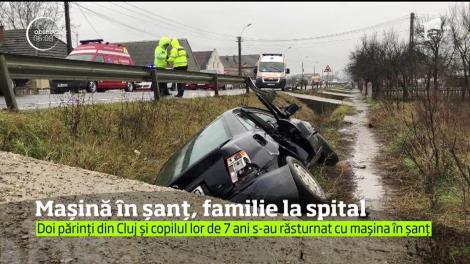 O familie din Cluj a ajuns la spital după ce maşina în care se aflau a intrat într-un şanţ de pe marginea Drumul Naţional 17