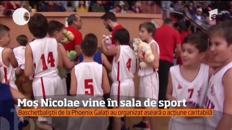 Moș Nicolae vine în sla de sport. După meci, spectatorii au aruncat în teren cu jucării