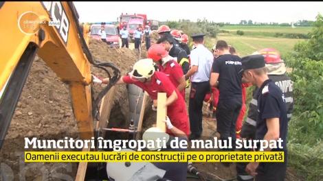 Misiune dramatică de salvare la Craiova! Doi muncitori au fost îngropați de pământ!