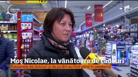 Moș Nicolae, la vânătoare de cadouri. Raioanele de dulciuri au fost pline în weekend