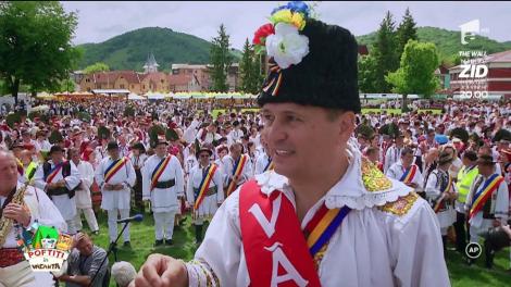 Omul RECORDURILOR! Nea Mărin a intrat în istorie cu cea mai mare HORĂ din lume. Imagini care îţi taie respiraţia!