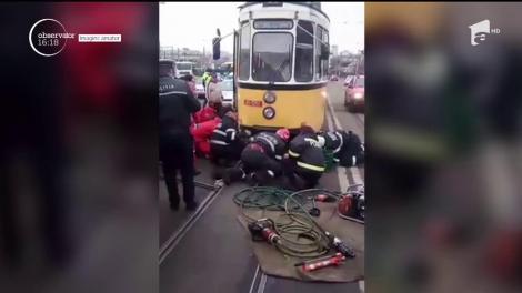 Bărbat prins sub tramvai. Martorii susțin că victima nu s-ar fi asigurat
