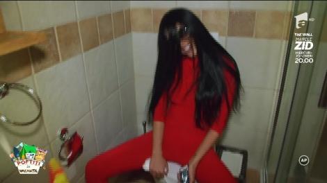 Pepe nu se mai poate abține! Daniela Crudu a spălat un W.C. fără mănuși, după ce înainte aranjase un pat protejată de mănuși impermeabile!