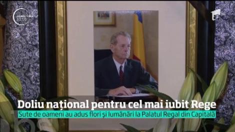 Doliu național pentru cel mai iubit Rege! Sute de oameni au adus flori și lumânări la Palatul Regal din Capitală