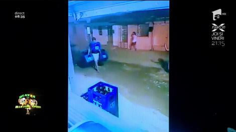 Priveşti şi te minunezi! Un bărbat cară şapte navete de bere, pe una dintre ele cu...dinţii!