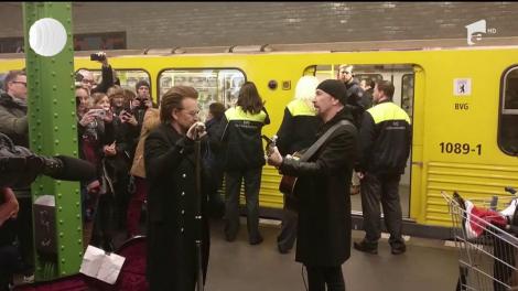 Doi dintre membrii trupei U2 i-au surprins pe călătorii aflaţi într-o staţie de metrou din Berlin!