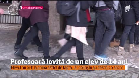 IMAGINI ŞOCANTE! Apar din ce în ce mai multe cazuri de violenţă în şcoli! O profesoară din Miercurea Ciuc şi-a făcut catalogul scut, după ce fost atacată de un elev de 14 ani