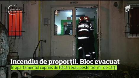 Panică într-un bloc din Constanţa. Un incendiu puternic a izbucnit la un apartament, iar fumul gros a cuprins rapid toată clădirea